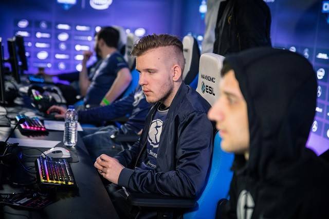 整副牌鞋的 整副牌鞋的